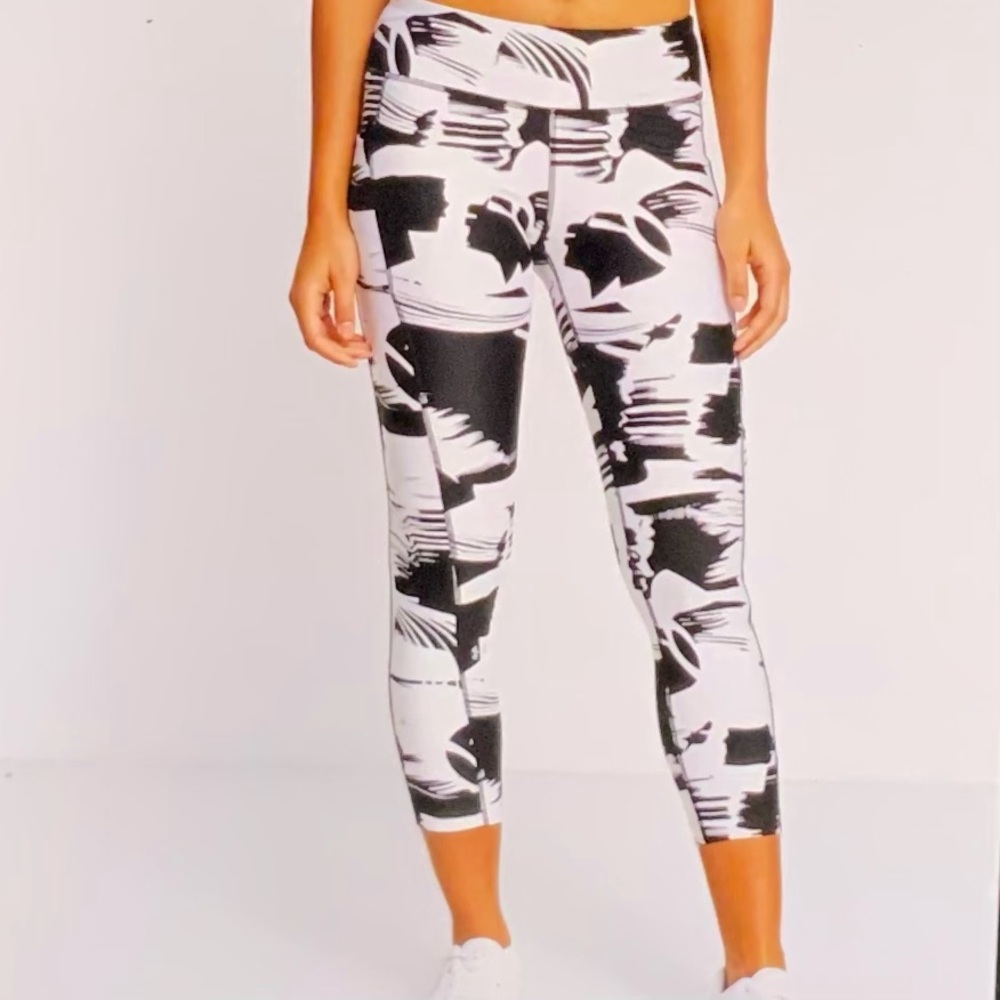 Under Armour Women’s Compression Black / White Leggings Size M .